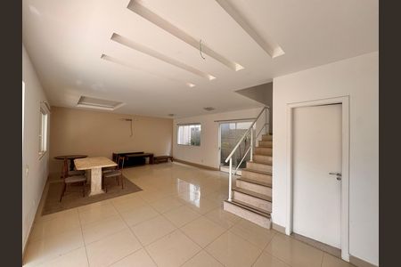 Casa de condomínio para alugar com 300m², 4 quartos e 3 vagas Casa de condomínio para alugar com 300m², 4 quartos e 3 vagasSala
