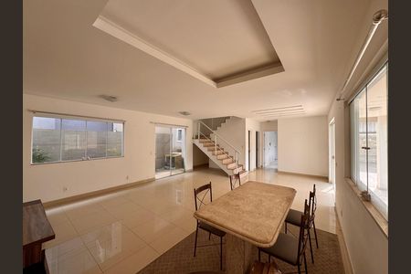 Sala de casa de condomínio para alugar com 4 quartos, 300m² em Vargem Pequena, Rio de Janeiro