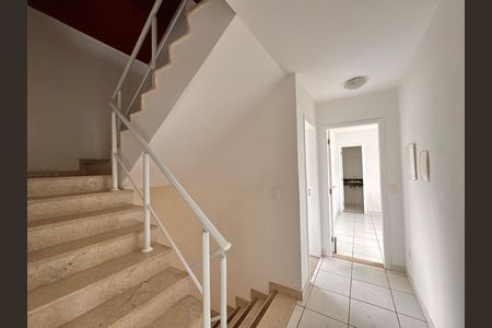 Casa de condomínio para alugar com 300m², 4 quartos e 3 vagas Casa de condomínio para alugar com 300m², 4 quartos e 3 vagasEscada