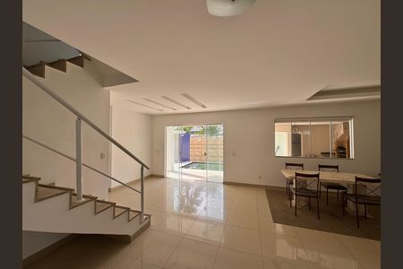 Casa de condomínio para alugar com 300m², 4 quartos e 3 vagas Casa de condomínio para alugar com 300m², 4 quartos e 3 vagasSala