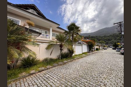 Casa de condomínio para alugar com 300m², 4 quartos e 3 vagas Casa de condomínio para alugar com 300m², 4 quartos e 3 vagasFachada