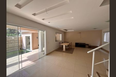 Sala de casa de condomínio para alugar com 4 quartos, 300m² em Vargem Pequena, Rio de Janeiro
