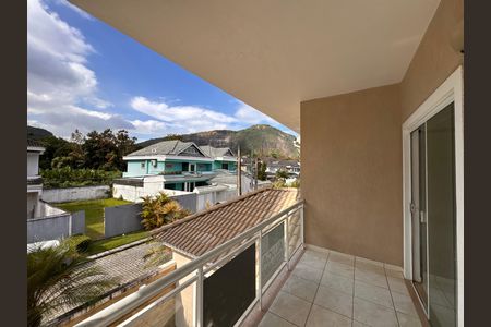 Casa de condomínio para alugar com 300m², 4 quartos e 3 vagas Casa de condomínio para alugar com 300m², 4 quartos e 3 vagasSuíte 1 - Varanda