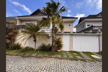 Casa de condomínio para alugar com 300m², 4 quartos e 3 vagas Casa de condomínio para alugar com 300m², 4 quartos e 3 vagasFachada