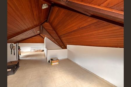 Casa de condomínio para alugar com 300m², 4 quartos e 3 vagas Casa de condomínio para alugar com 300m², 4 quartos e 3 vagasTerraço