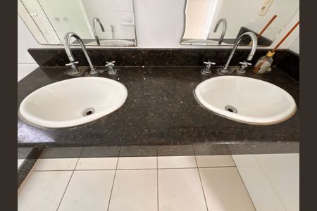 Casa de condomínio para alugar com 300m², 4 quartos e 3 vagas Casa de condomínio para alugar com 300m², 4 quartos e 3 vagasSuíte 1 - Banheiro