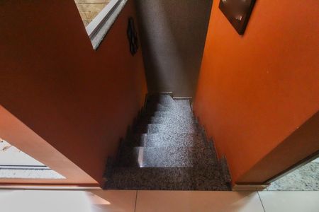 Casa à venda com 133m², 3 quartos e 3 vagas Casa à venda com 133m², 3 quartos e 3 vagasEscada