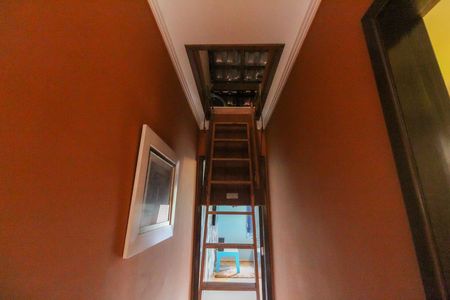 Casa à venda com 133m², 3 quartos e 3 vagas Casa à venda com 133m², 3 quartos e 3 vagasEscada Sótão