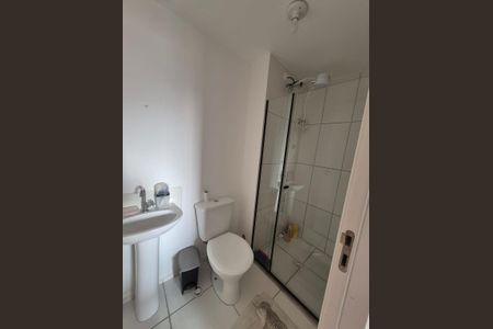 Banheiro de apartamento para alugar com 2 quartos, 37m² em Chacara Santa Lucia dos Ypes, Carapicuíba