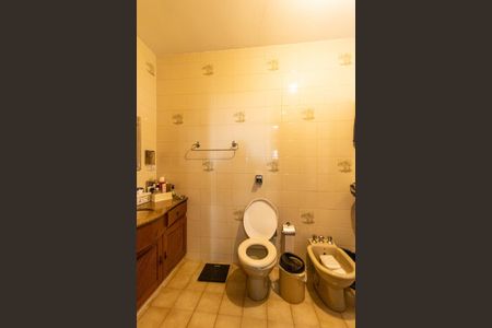 Casa à venda com 350m², 6 quartos e 8 vagas Casa à venda com 350m², 6 quartos e 8 vagasBanheiro da Suite 1