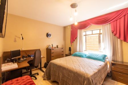 Casa à venda com 350m², 6 quartos e 8 vagas Casa à venda com 350m², 6 quartos e 8 vagasQuarto 2