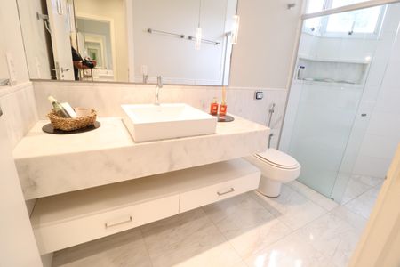 Casa de condomínio para alugar com 319m², 3 quartos e 4 vagasBanheiro do Quarto 1