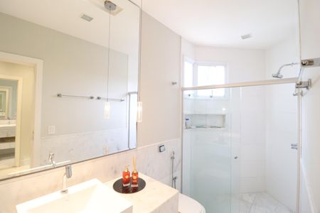 Casa de condomínio para alugar com 319m², 3 quartos e 4 vagasBanheiro do Quarto 1