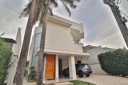 Casa de condomínio para alugar com 319m², 3 quartos e 4 vagasFachada