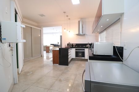 Casa de condomínio para alugar com 319m², 3 quartos e 4 vagasCozinha