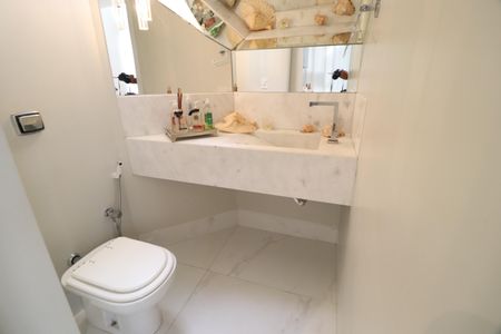 Casa de condomínio para alugar com 319m², 3 quartos e 4 vagasLavabo