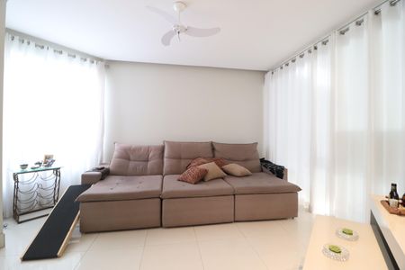 Casa de condomínio para alugar com 319m², 3 quartos e 4 vagasSala