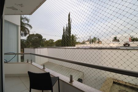 Casa de condomínio para alugar com 319m², 3 quartos e 4 vagasQuarto 2 - Suíte