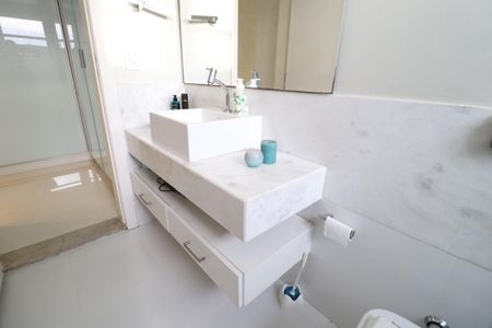 Casa de condomínio para alugar com 319m², 3 quartos e 4 vagasBanheiro do Quarto 2