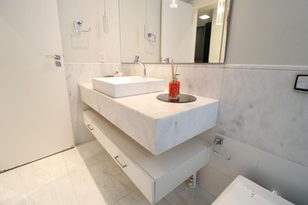 Casa de condomínio para alugar com 319m², 3 quartos e 4 vagasBanheiro do Quarto 1