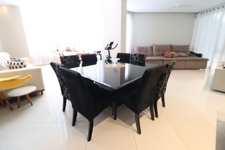 Casa de condomínio para alugar com 319m², 3 quartos e 4 vagasSala