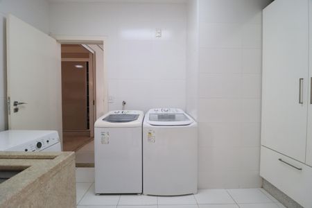 Casa de condomínio para alugar com 319m², 3 quartos e 4 vagasÁrea de Serviço