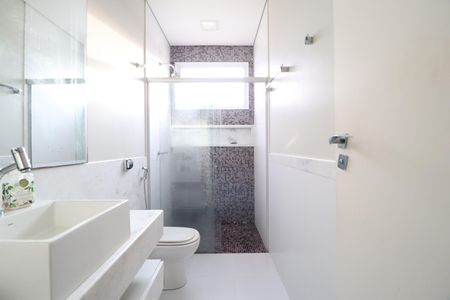 Casa de condomínio para alugar com 319m², 3 quartos e 4 vagasBanheiro do Quarto 2