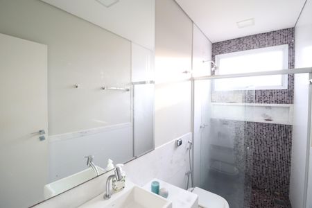 Casa de condomínio para alugar com 319m², 3 quartos e 4 vagasBanheiro do Quarto 2