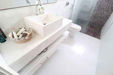 Casa de condomínio para alugar com 319m², 3 quartos e 4 vagasBanheiro do Quarto 2