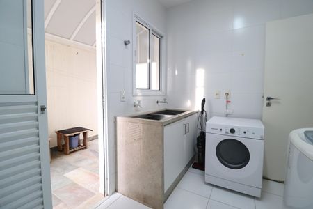 Casa de condomínio para alugar com 319m², 3 quartos e 4 vagasÁrea de Serviço