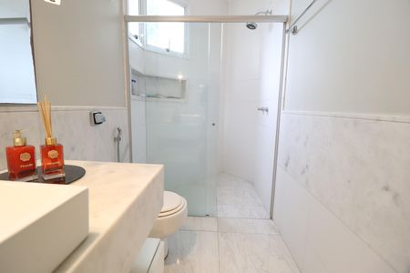 Casa de condomínio para alugar com 319m², 3 quartos e 4 vagasBanheiro do Quarto 1
