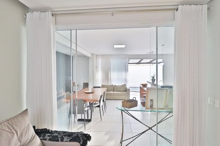 Casa de condomínio para alugar com 319m², 3 quartos e 4 vagasSala