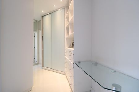 Casa de condomínio para alugar com 319m², 3 quartos e 4 vagasQuarto 2 - Suíte
