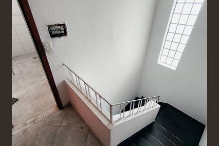 Casa à venda com 240m², 8 quartos e 2 vagas Casa à venda com 240m², 8 quartos e 2 vagasEscada