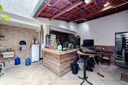 Casa à venda com 500m², 4 quartos e 2 vagas Casa à venda com 500m², 4 quartos e 2 vagasÁrea externa