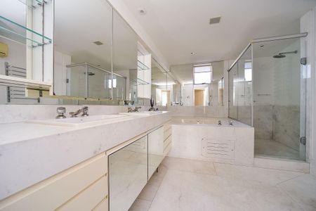 Apartamento à venda com 459m², 3 quartos e 3 vagasBanheiro da Suíte