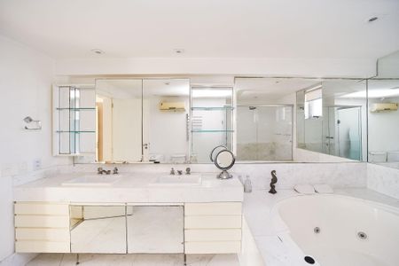 Apartamento à venda com 459m², 3 quartos e 3 vagasBanheiro da Suíte