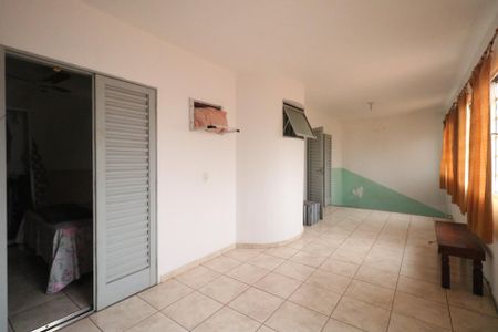 Casa à venda com 246m², 2 quartos e 2 vagas Casa à venda com 246m², 2 quartos e 2 vagasEscritório