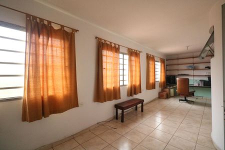 Casa à venda com 246m², 2 quartos e 2 vagas Casa à venda com 246m², 2 quartos e 2 vagasEscritório
