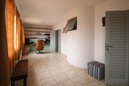 Casa à venda com 246m², 2 quartos e 2 vagas Casa à venda com 246m², 2 quartos e 2 vagasEscritório