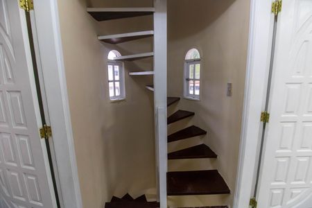 Casa para alugar com 130m², 5 quartos e 3 vagas Casa para alugar com 130m², 5 quartos e 3 vagasEscada