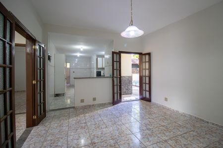 Casa para alugar com 260m², 3 quartos e 2 vagas Casa para alugar com 260m², 3 quartos e 2 vagasSala de Jantar