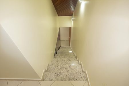 Casa para alugar com 155m², 3 quartos e 1 vaga Casa para alugar com 155m², 3 quartos e 1 vagaEscada
