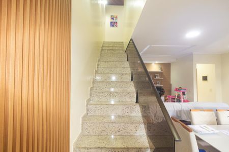 Casa para alugar com 155m², 3 quartos e 1 vaga Casa para alugar com 155m², 3 quartos e 1 vagaEscada