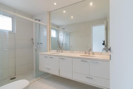 Apartamento para alugar com 161m², 4 quartos e 3 vagas Apartamento para alugar com 161m², 4 quartos e 3 vagasBanheiro da Suíte 1