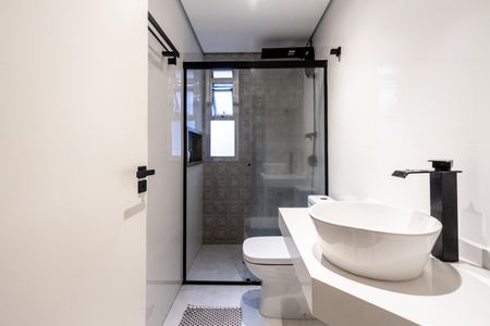 Apartamento à venda com 130m², 3 quartos e 2 vagas Apartamento à venda com 130m², 3 quartos e 2 vagasQuarto 1 - Banheiro da Suite