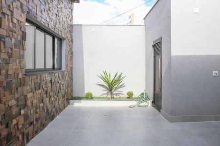 Garagem de casa à venda com 3 quartos, 195m² em Vila Ipojuca, São Paulo