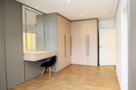 Casa de condomínio para alugar com 381m², 4 quartos e 4 vagas Casa de condomínio para alugar com 381m², 4 quartos e 4 vagasSuíte 4