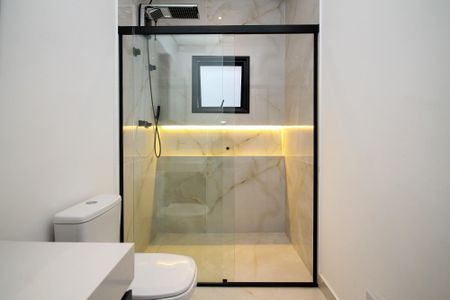 Casa de condomínio para alugar com 381m², 4 quartos e 4 vagas Casa de condomínio para alugar com 381m², 4 quartos e 4 vagasBanheiro Suíte 2