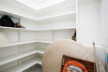 Despensa de casa de condomínio para alugar com 4 quartos, 381m² em Parque Dom Henrique, Cotia